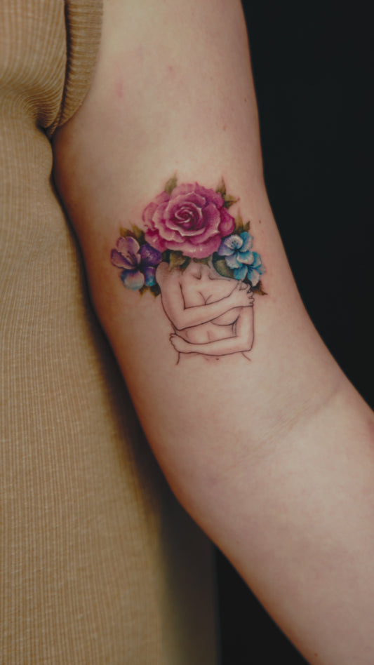 Fine-line floral artist @doil_hontattoo